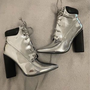 HOLIDAY GLAM! Metallic Silver Boots Sz 9